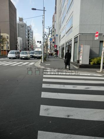物件前の歩道