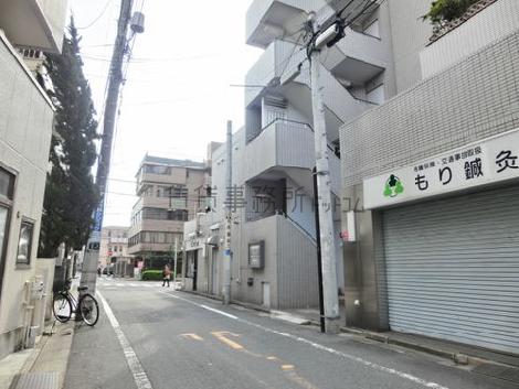 隣接する脇道奥からの景観