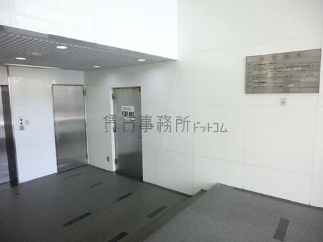 壁面は白色の石貼り