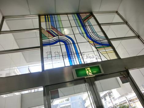 綺麗なステンドガラスが使われています