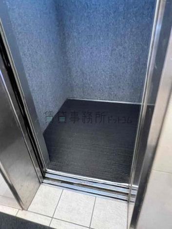 エレベーター内部