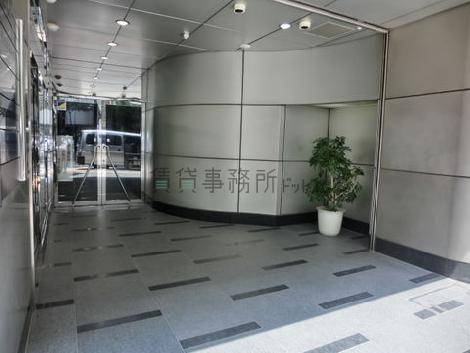 アプローチは広々した空間です