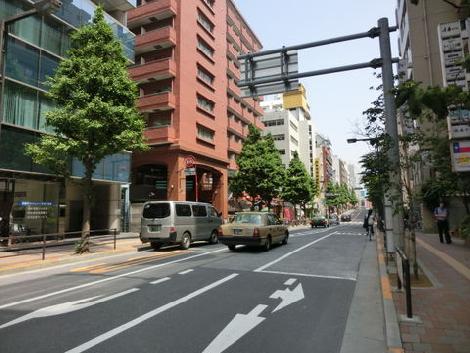 真っ直ぐ行くと駅前に出ます