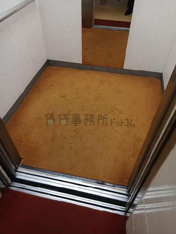 エレベーター内部