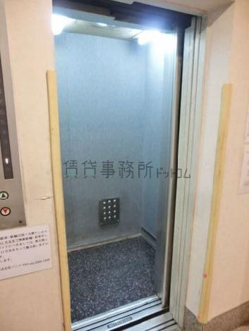 6人乗りエレベーターです