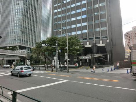 ビル前面の通りです