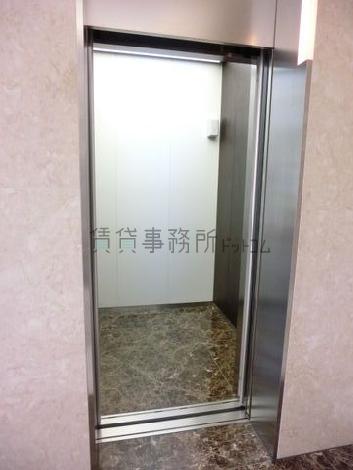 扉が開いた様子