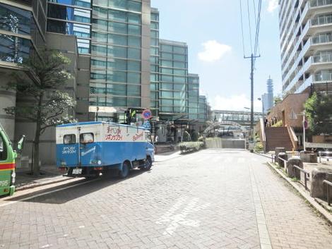地階駐車場への連絡口