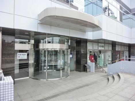 立体的な正面出入り口