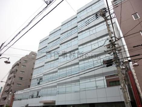 前面ガラス張りの外観