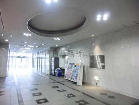 天井に楕円形の穴がある共有スぺース