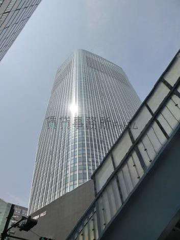 目の前には虎ノ門ヒルズがあります