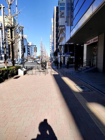 ビル前の歩道