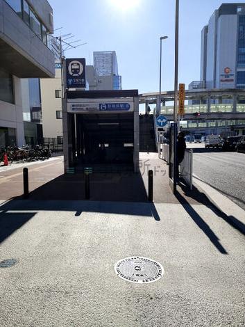 地下鉄駅入口がすぐ
