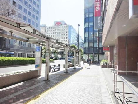 目の前がバス停です