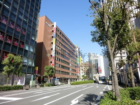 街路樹が立ち並ぶ通り