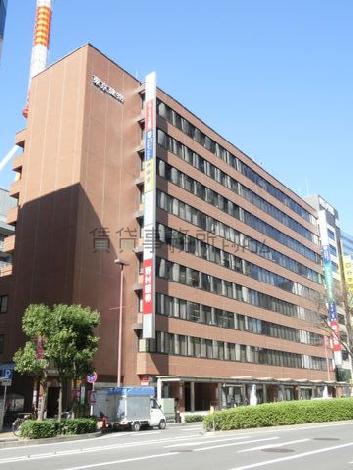 壁面には袖看板が設置されています