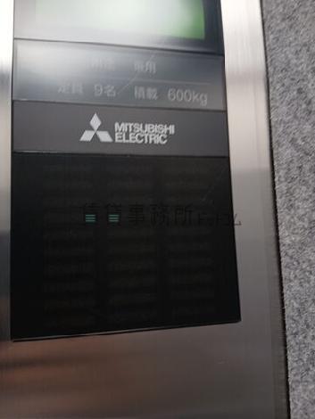 エレベーター９名乗り