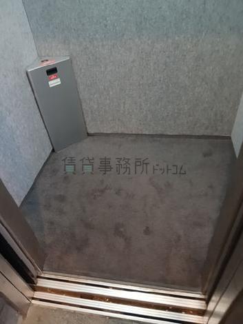 エレベーター内部