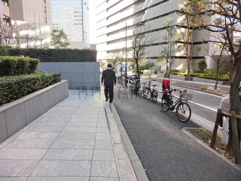 玄関前はさほど交通量はありません