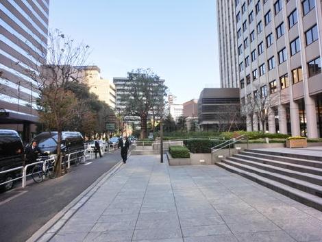 玄関前の歩道です