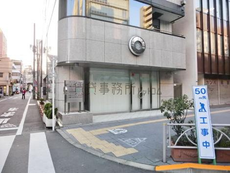 ビル1階です