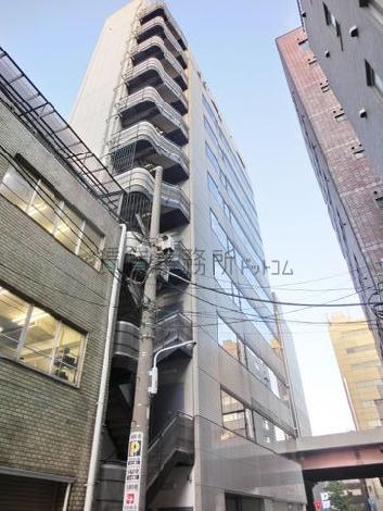 外の非常階段です