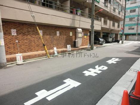 側面も細い通りとなっています
