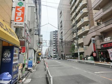 ガードレールの張られた正面通り
