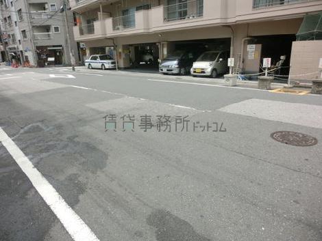 ビル背面側になります