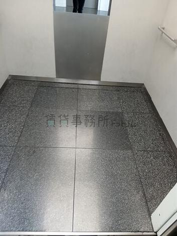 エレベーター内部