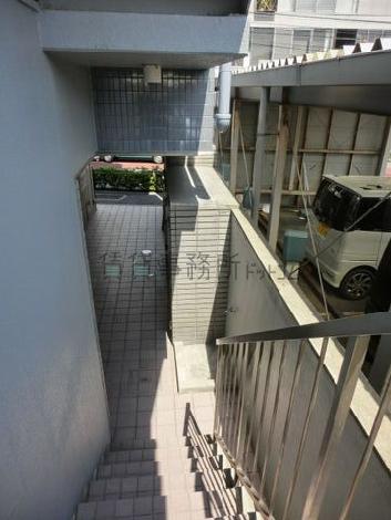 屋外階段はエントランスにつながっています