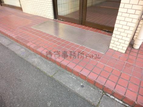 玄関に少し段差があります