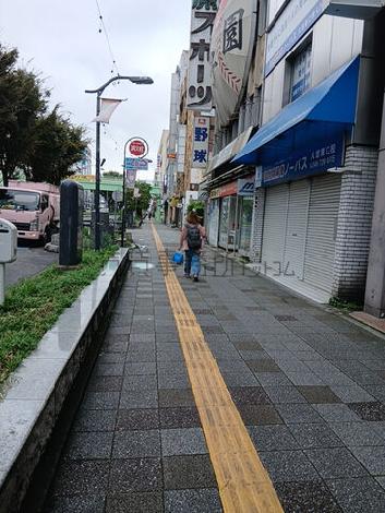 建物前の通り