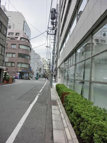 きちんと管理されたビル周辺