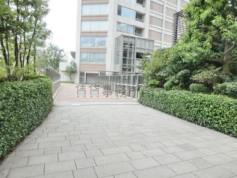 隣接するビルとの連絡通路