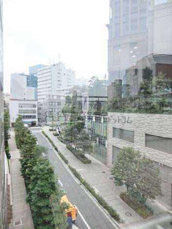 隣接する通りの様子