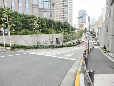 隣接する傾斜通り
