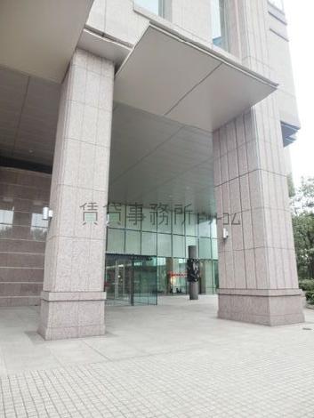 開放的な玄関前