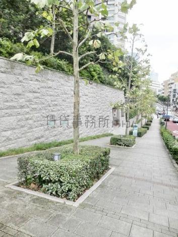 植栽の配置された歩道