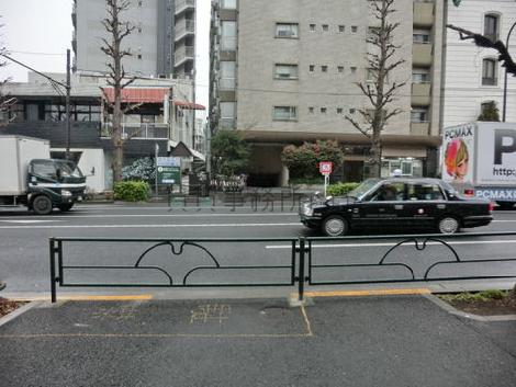 前面は明治通り