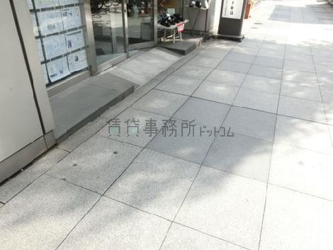玄関前の床面です