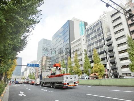 東京駅へ向かう公道です
