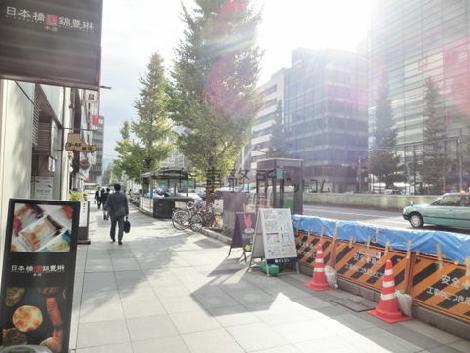 幅広い歩道が展開される前面通り