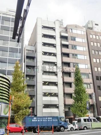 シルバーの外装で統一された壁面