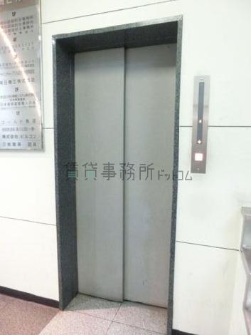 エレベーターの乗り場前