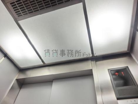 エレベーター内の天井照明