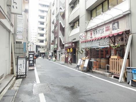 背面通り奥からのアングルです