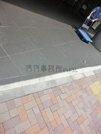 歩道との間に段差があります
