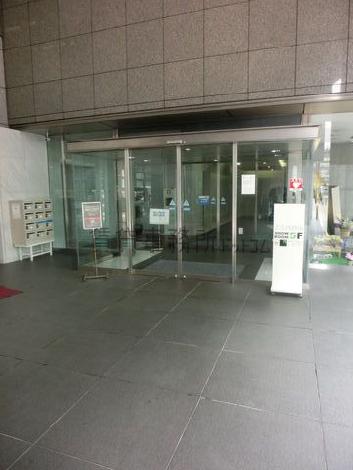 ガラスの自動ドアです